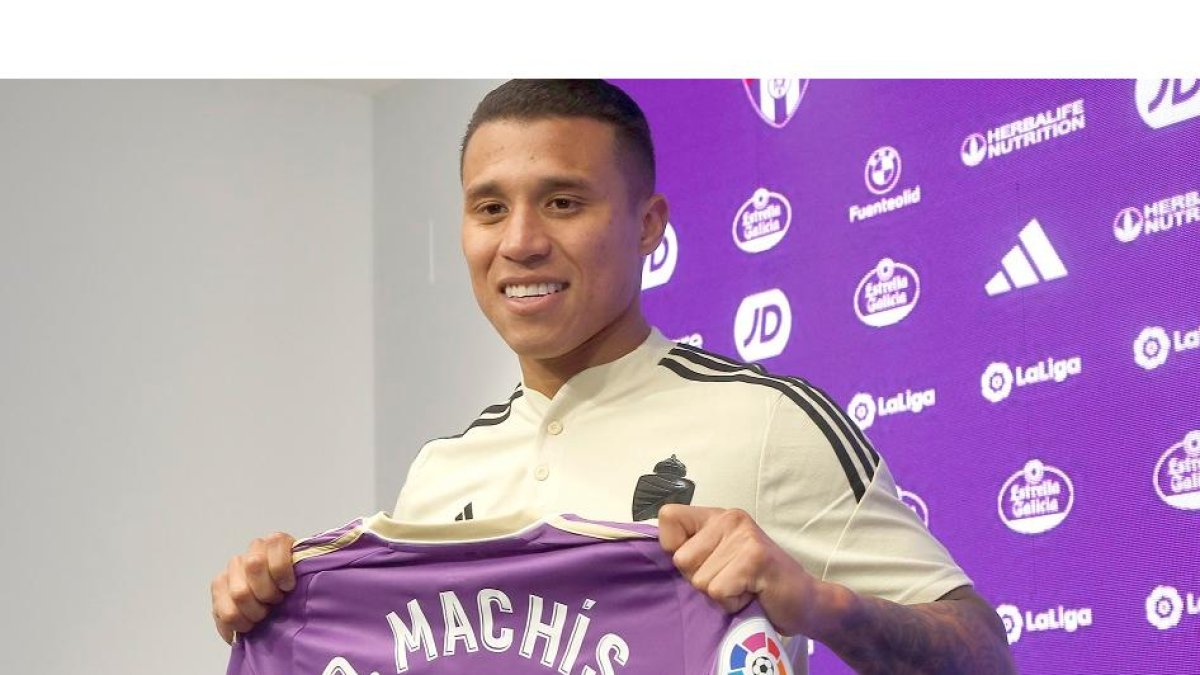 Darwin Machís, con su nueva camiseta del Real Valladolid en su presentación. / PHOTOGENIC