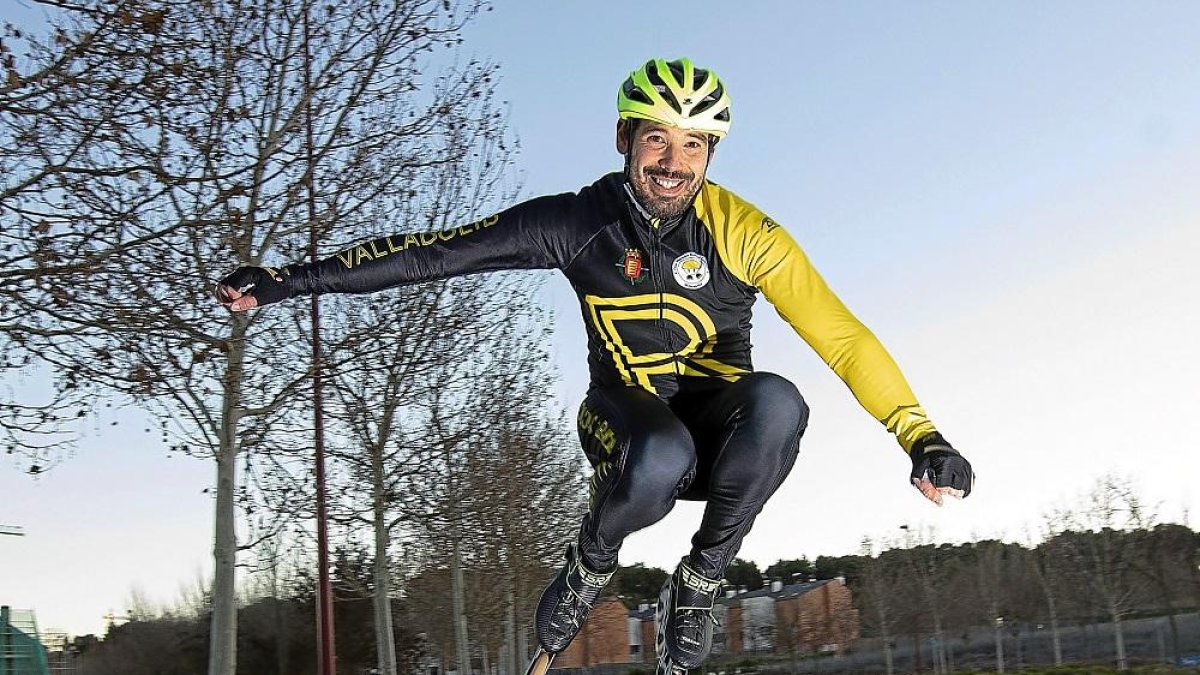 Pablo López realiza un salto con sus patines-J.M. LOSTAU
