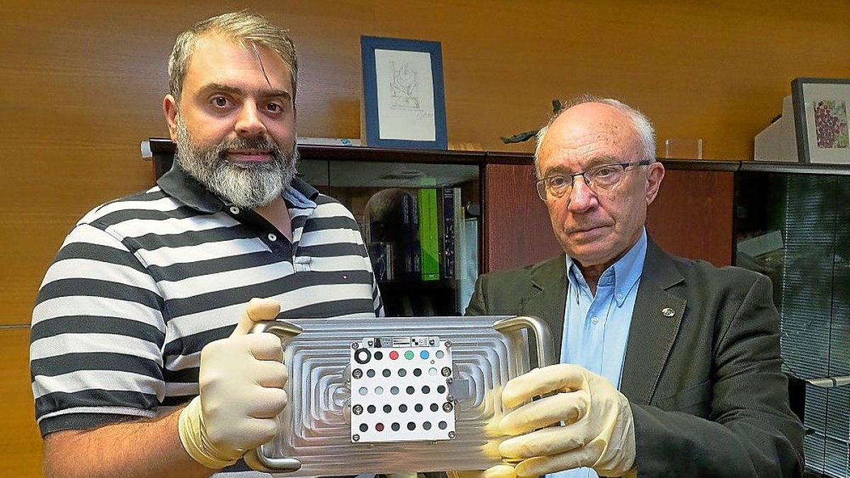 José Antonio Manrique y Fernando Rull muestran el sistema de calibración.-PABLO REQUEJO / PHOTOGENIC