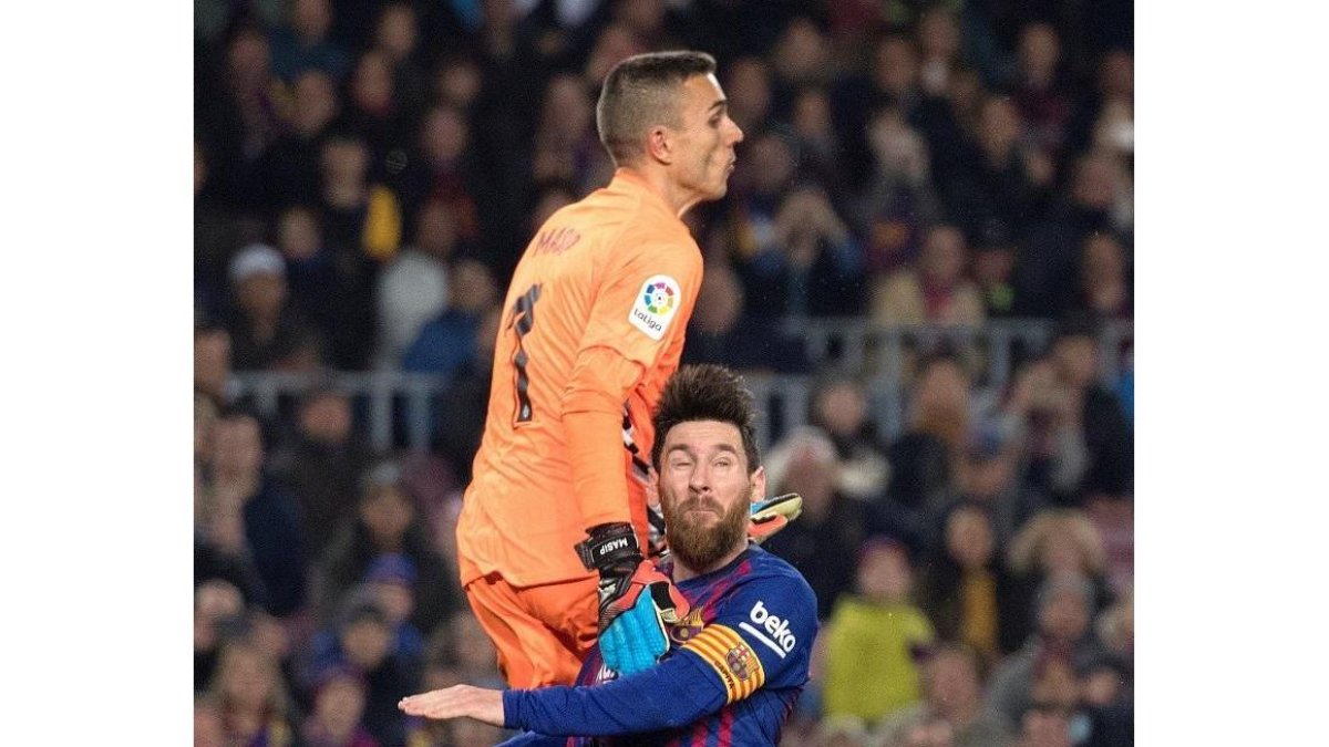 Masip choca con Messi en el Nou Camp, en el mejor partido del portero en la última Liga.-E. M.