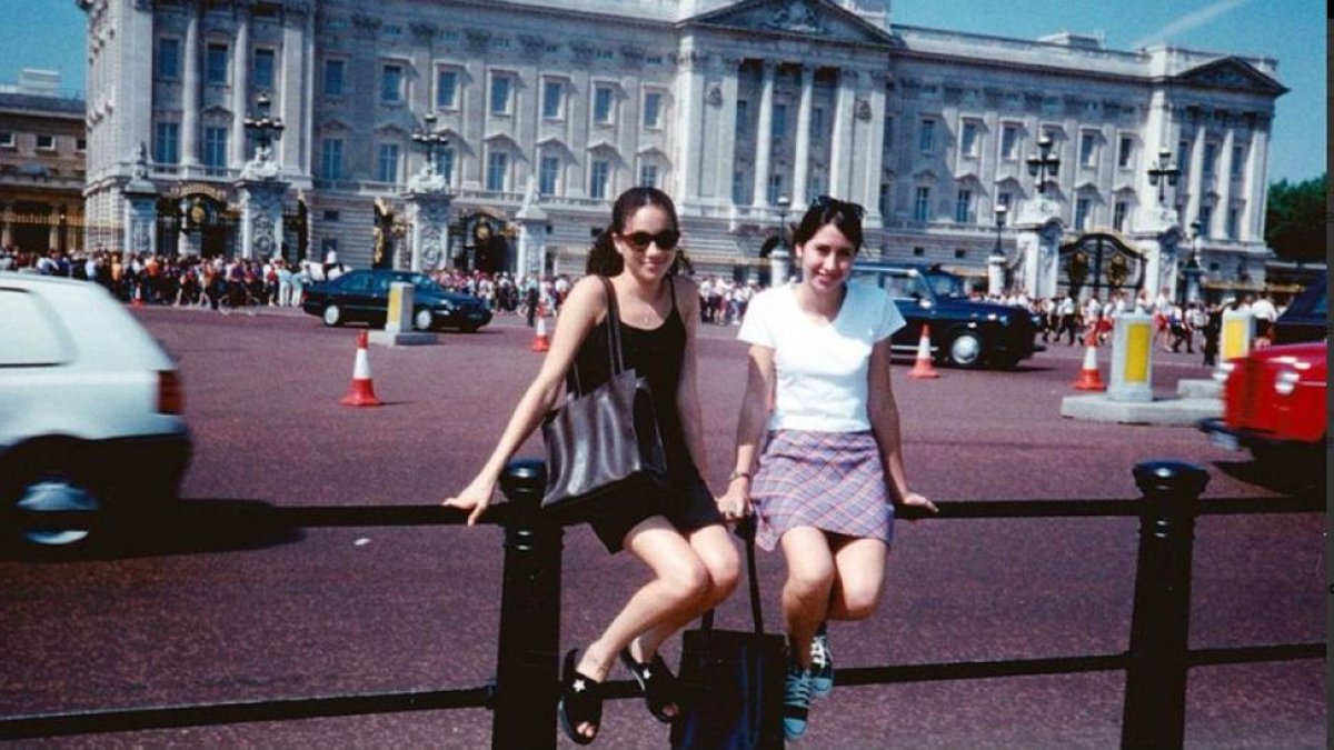Meghan y una amiga, ante el palacio de Buckingham, cuando tenía 15 años.-/ EL PERIÓDICO