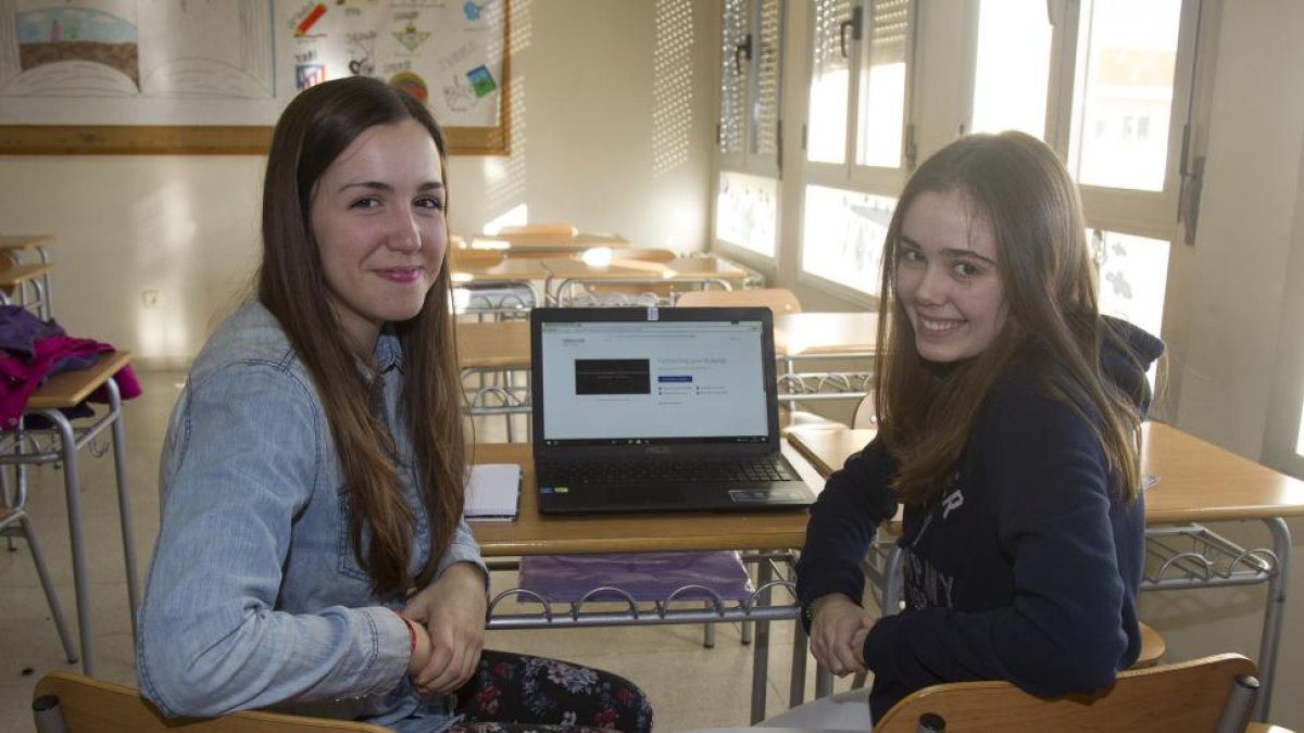 Creadoras de la página web para combatir el acoso escolar en el Instituto Claudio Moyano de Zamora.-M. DENEIVA