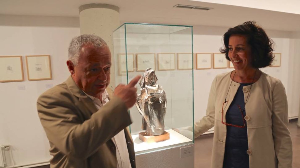 Exposición 'Venancio Blanco. Desayunando con el dibujo' en la sala Revilla de Valladolid. En la imagen, Mercedes Cantalapiedra Álvarez, concejala delegada general del Área de Cultura, Comercio y Turismo, y Gonzalo Santonja, junto a una escultura de Santa -Ical