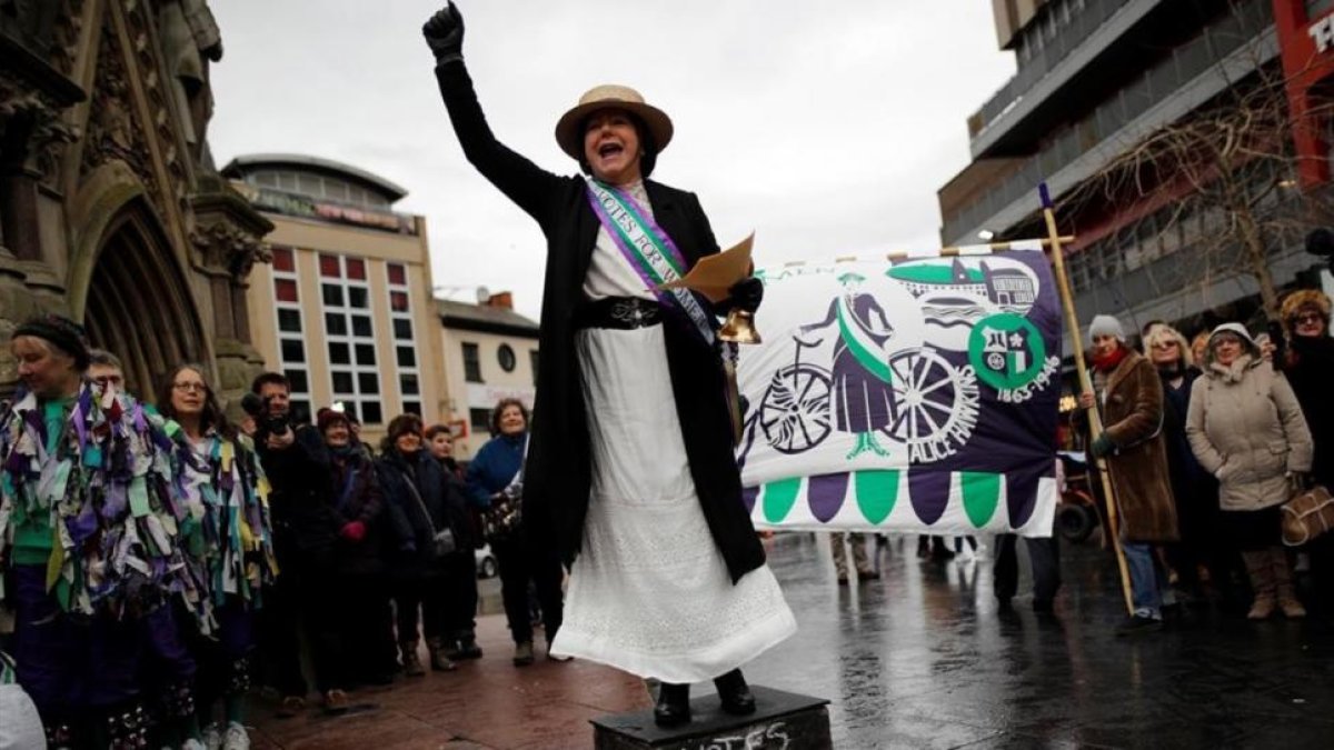 La concejala Elaine Pantling vestida como al sufragista Alice Hawkins en un acto para conmemorar los 100 años del reconocimiento del derecho al voto.-REUTERS