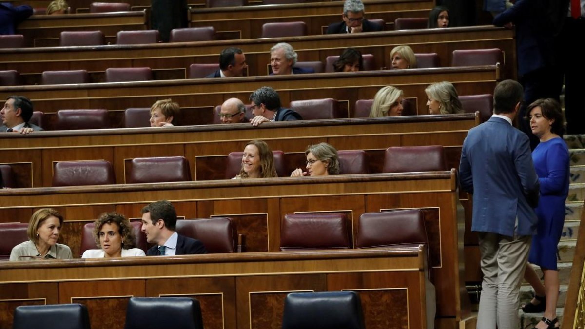 El presidente del Partido Popular, Pablo Casado , y las diputadas y exministras Dolores de Cospedal y Dolors Montserrat, en el Congreso de los Diputados.-JUAN CARLOS HIDALGO (EFE)