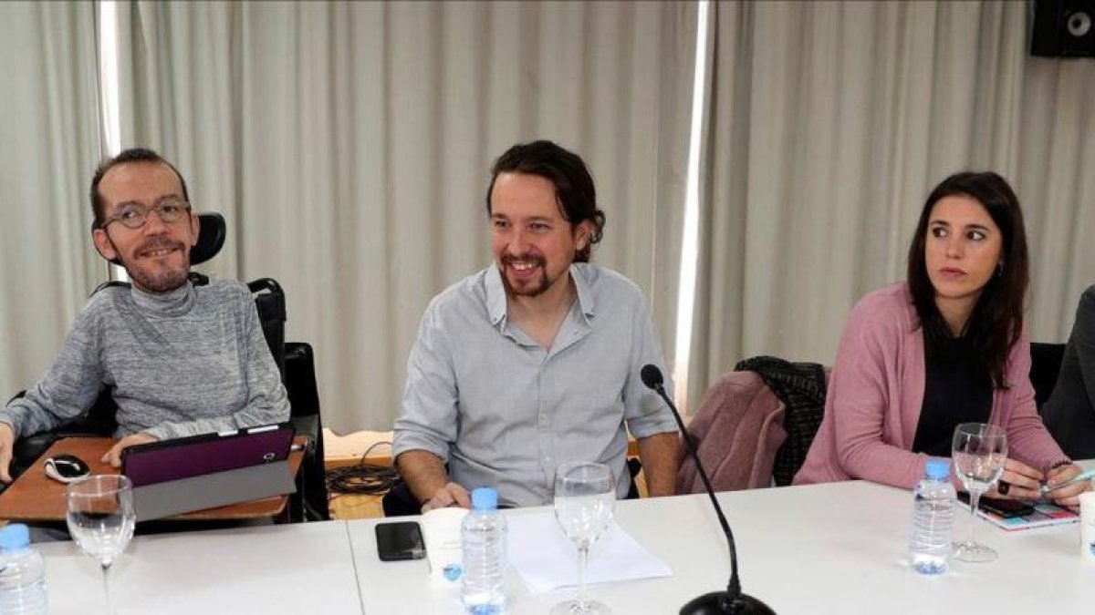 Pablo Iglesias, entre Pablo Echenique e Irene Montero, en el Consejo Ciudadano de Podemos.-EFE / J J GUILLEN
