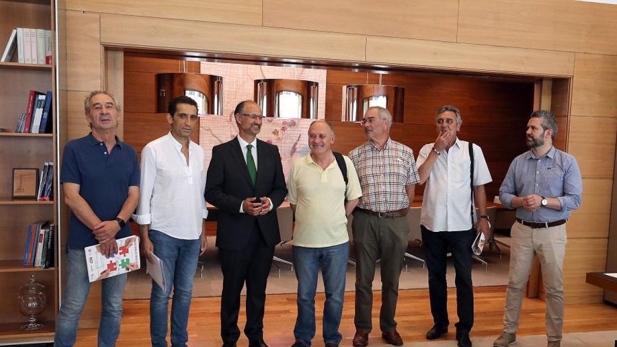 El presidente de las Cortes, Luis Fuentes, recibe a los responsables autonómicos de UGT y CCOO-ICAL
