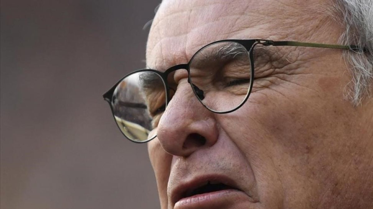 Ranieri se lamenta durante el partido que el Leicester perdió ante el Millwall en la 'Cup'.-TONY O'BRIEN