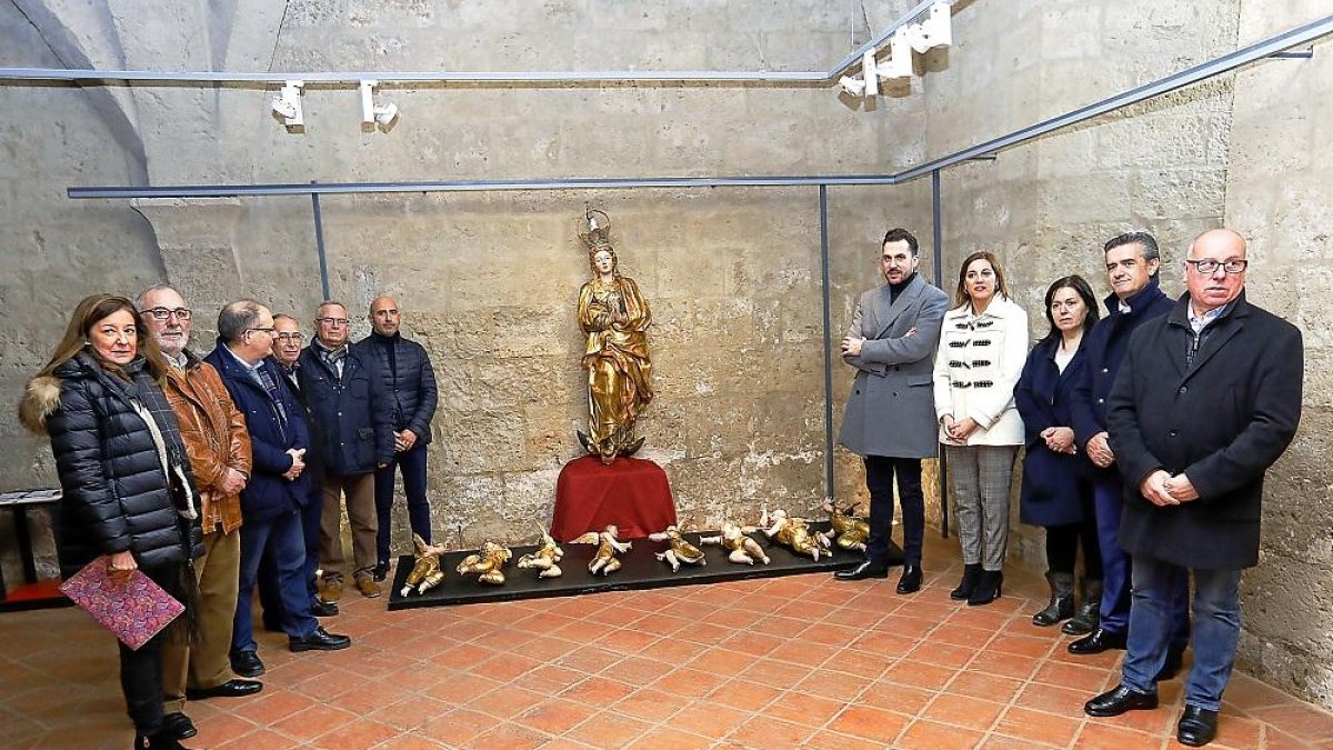 Las autoridades posan junto a algunas de las piezas restauradas por la Fundación Edades del Hombre.-J. M. LOSTAU