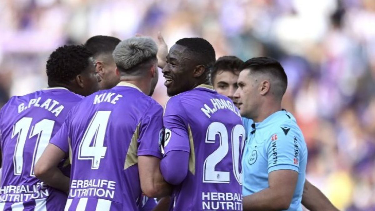 Ortiz Arias y jugadores blanquivioleta.