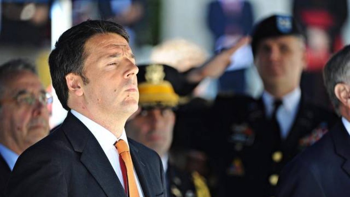 Matteo Renzi muestra sus respetos durante la ceremonia de conmemoración del Día de los Caídos (Memorial Day) estadounidense, este lunes en el cementerio americano de San Casciano, cerca de Florencia.-Foto: EFE / MAURIZIO DEGL' INNOCENTI