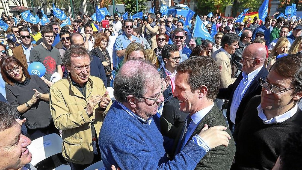 Juan Vicente Herrera saluda a Pablo Casado momentos antes de que comience el mítin.-J.M. LOSTAU