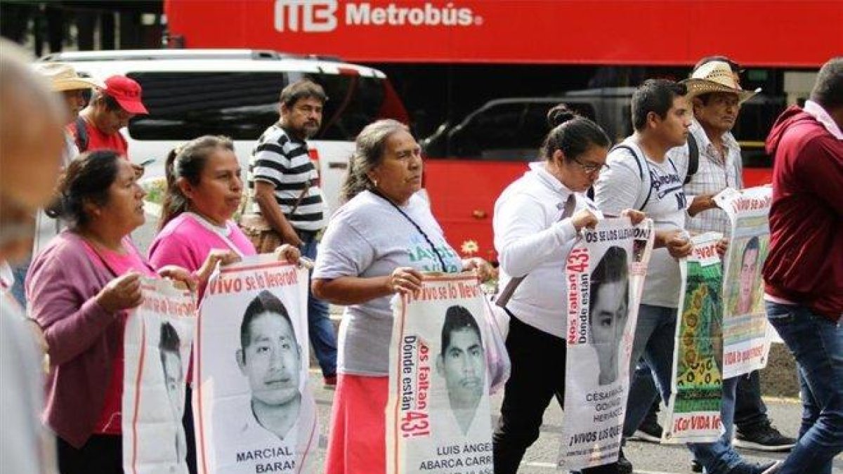 Madres de los 43 estudiantes desaparecidos en México.-EUROPA PRESS