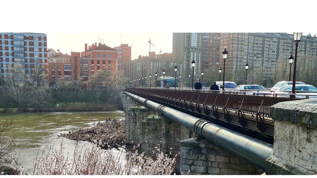 El Puente Mayor con la maleza y los troncos estancados. / E.M.