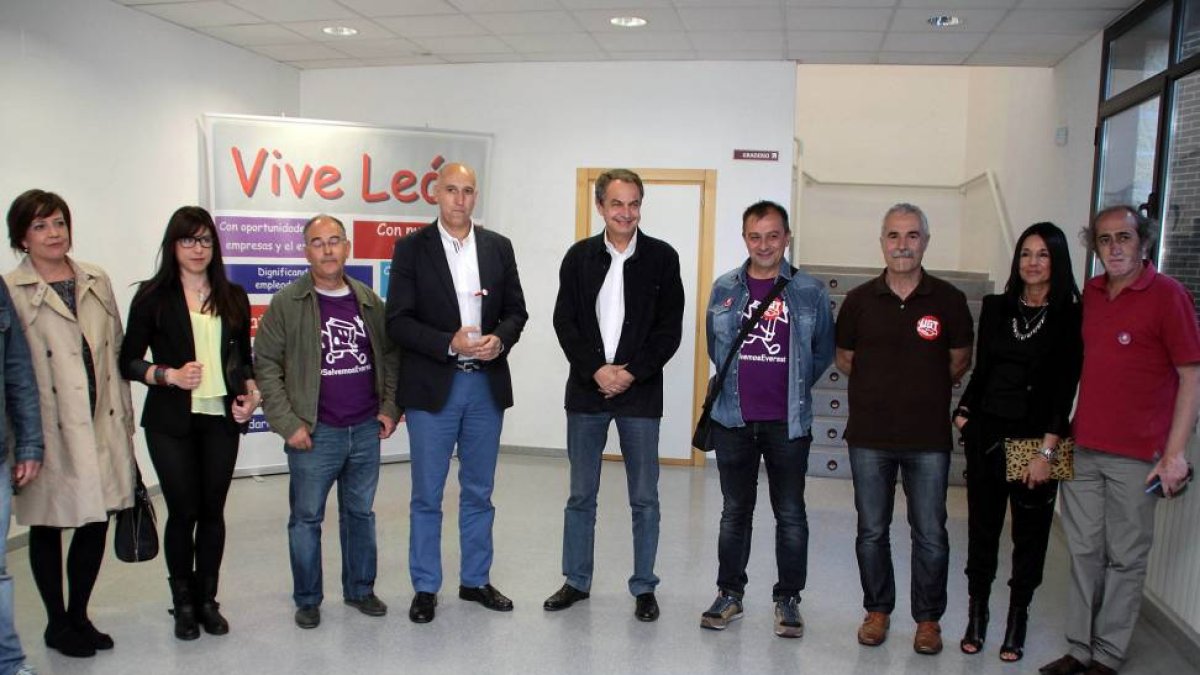 El expresidente del Gobierno José Luis Rodríguez Zapatero se reúne con los trabajadores de Everest antes del mitin de León-ICAL