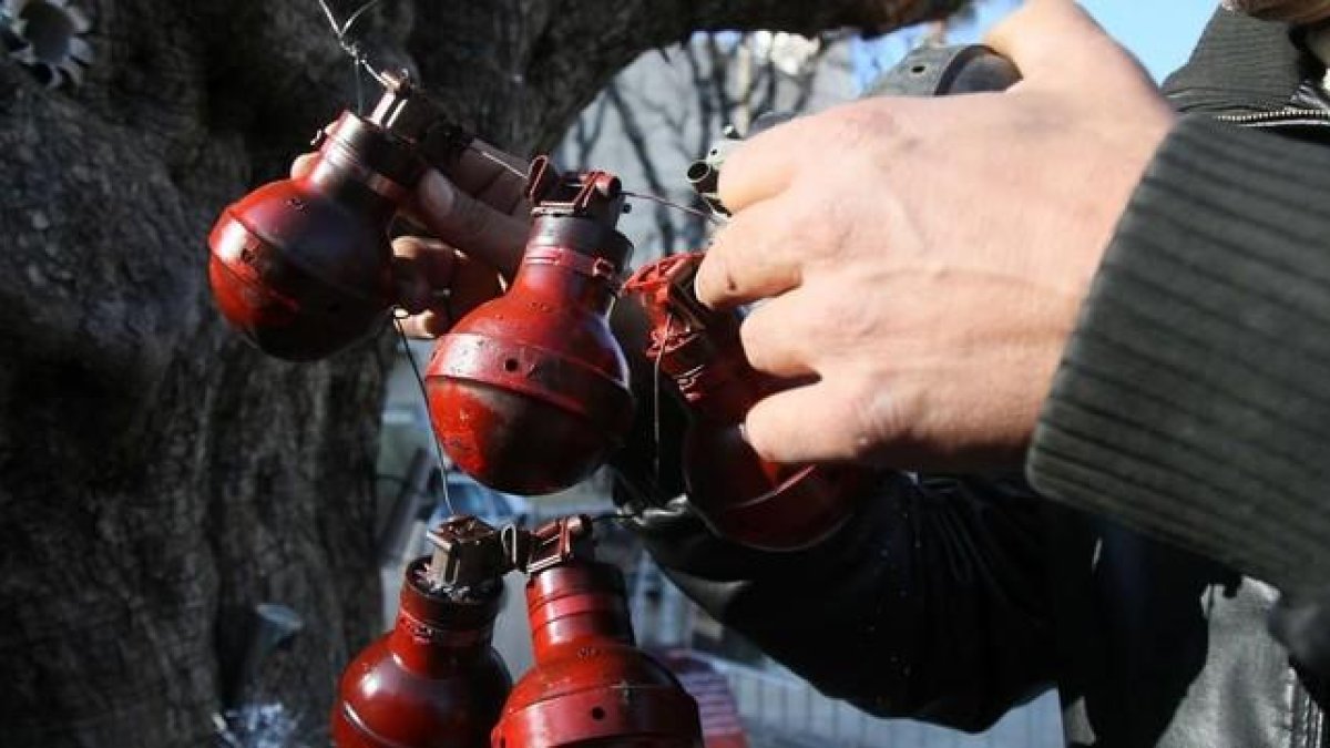 Un palestino usa en la ciudad de Belén bombas de gas lacrimógeno como decoración navideña.-AFP / MUSA AL-SHAER