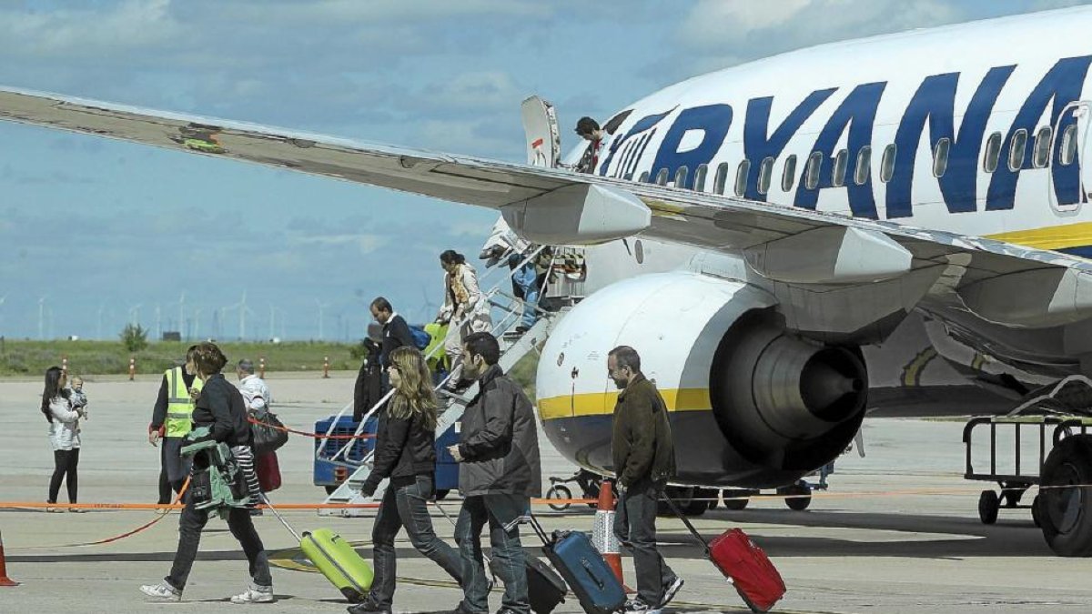 Pasajeros a la llegada de un avión en Villanubla.-ICAL