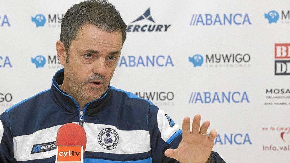 Porfi Fisac atiende a los medios de comunicación en la sala de prensa del CB Valladolid-Pablo Requejo