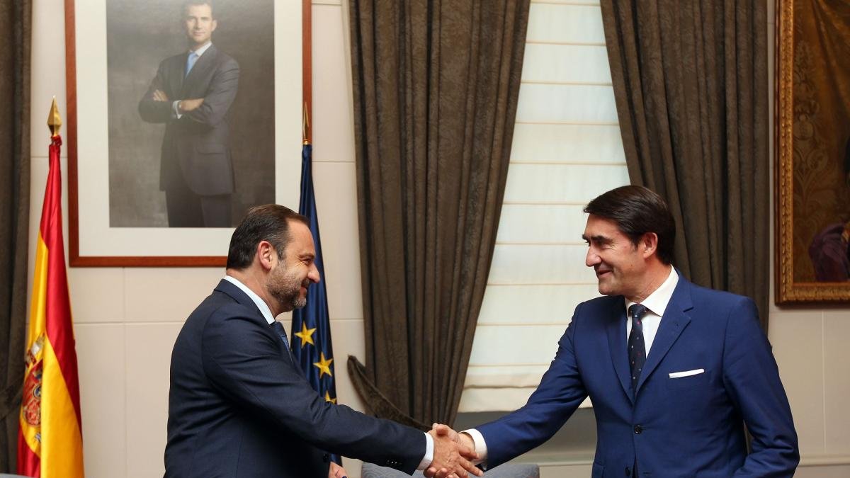 El ministro de Fomento, José Luis Ábalos, y consejero de Castilla y León, Juan Carlos Suárez-Quiñones.-JUAN LÁZARO / ICAL