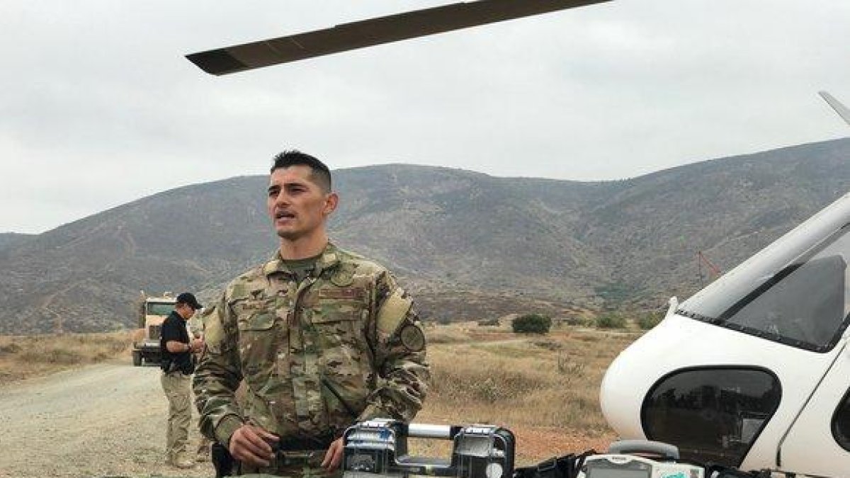 Un agente de la Unidad de Trauma Busqueda y Rescate de la Patrulla Fronteriza de los EEUU.-EFE