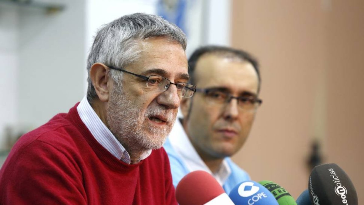 El secretario general de UGT en Castilla y León, Agustín Prieto, y el secretario provincial de León, Manuel Mayo, analizan el impacto de la reforma laboral-Ical