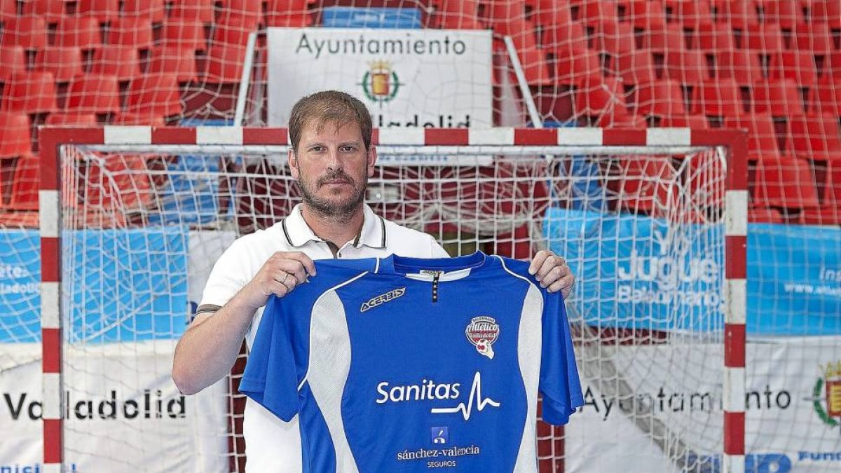 Xavi Díaz posa con la camiseta del Atlético Valladolid-José C. Castillo