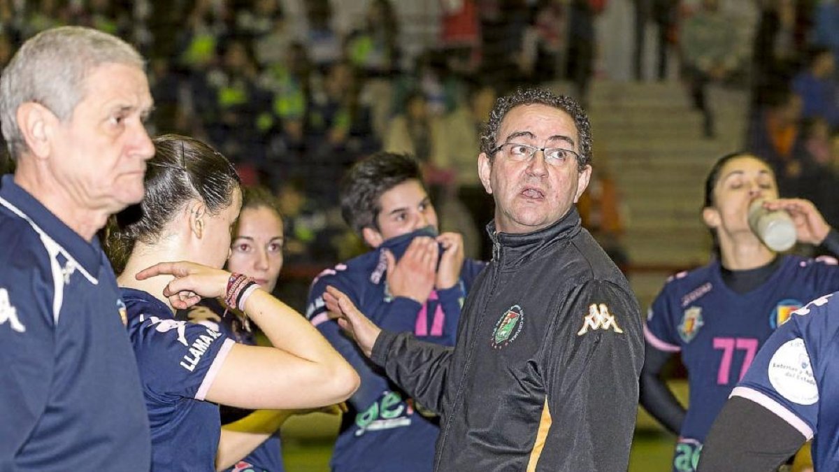 Miguel Ángel Peñas, dando instrucciones a sus jugadoras.-J. M. LOSTAU