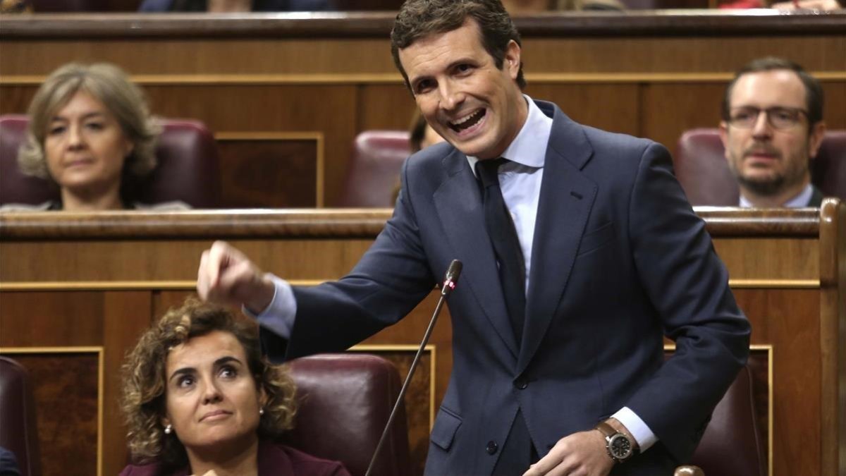 Pablo Casado, gesticulando, en un pleno del pasado octubre-DAVID CASTRO