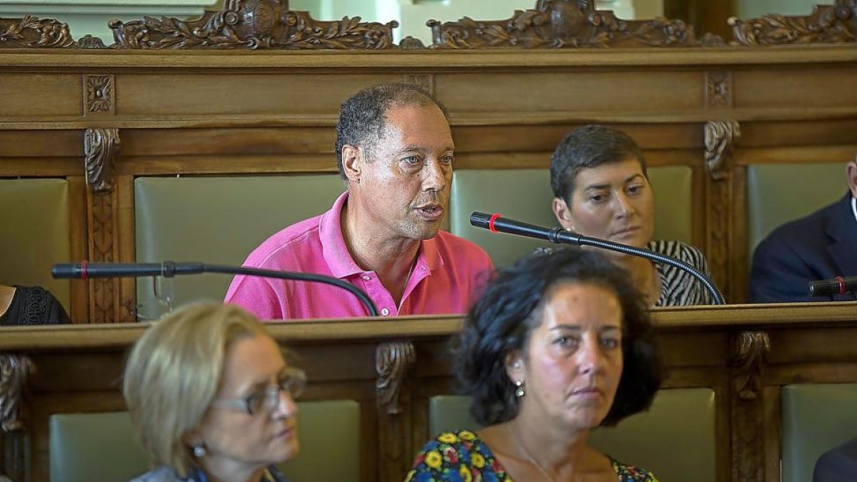 El concejal del Grupo Popular, Alfredo Blanco, durante su intervención en el pleno sobre la ‘comfort letter’.-PABLO REQUEJO