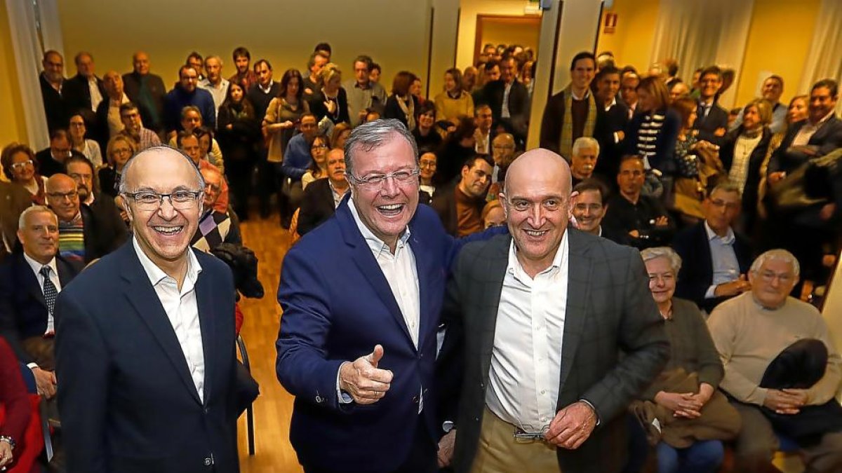 Ramiro Ruiz Medrano, Antonio Silván y Jesús Julio Carnero, antes del inicio del acto con afiliados en Valladolid.-J. M. LOSTAU