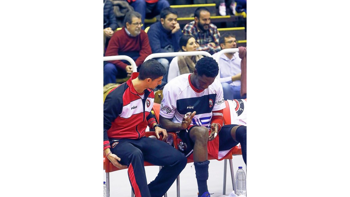 Sidibe observa su rodilla durante el partido contra Samic.-J.M.LOSTAU