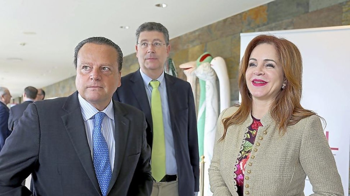 Silvia Clemente junto al presidente del Consejo Consultivo.-ICAL