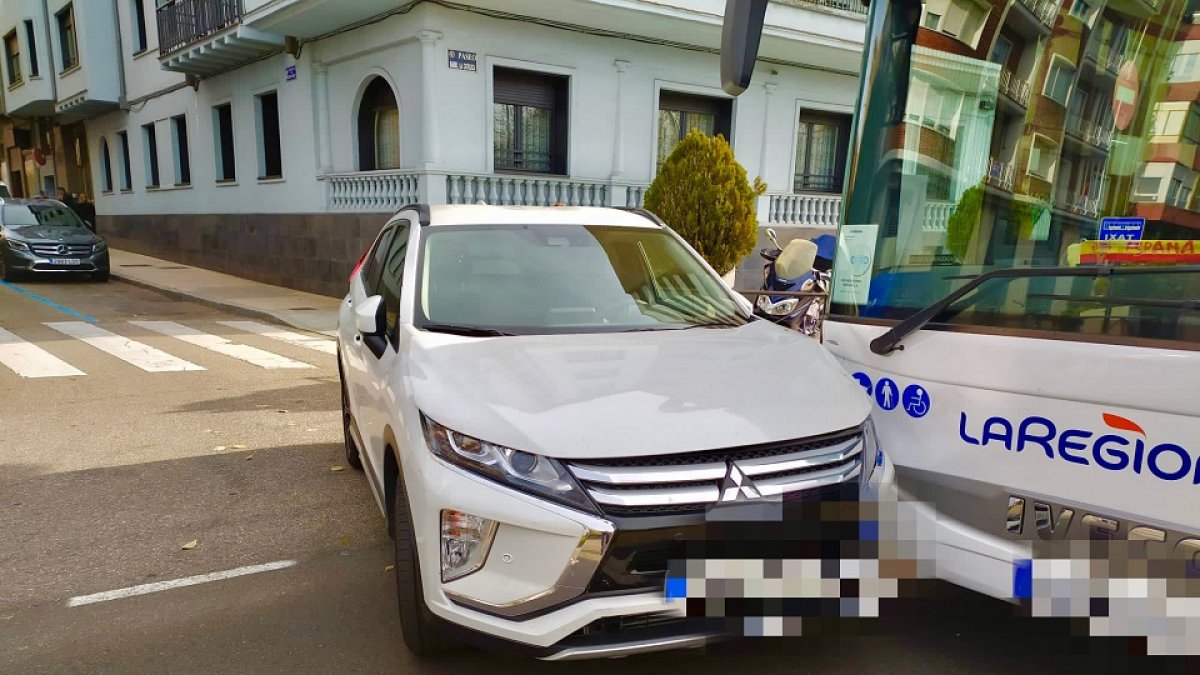 Colisión entre un turismo y un autobús en el Paseo de Isabel La Católica. / Policía Local de Valladolid.