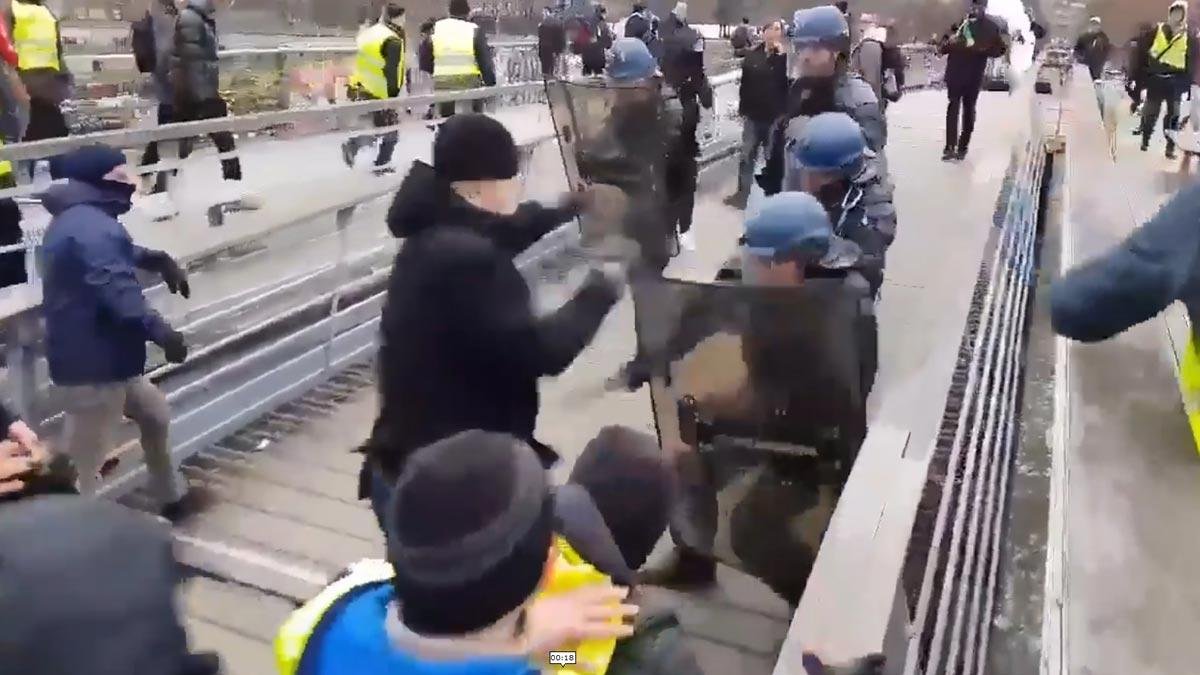 El boxeador Cristophe Dettinger golpea a los policías franceses para defender a los chalecos amarillo-