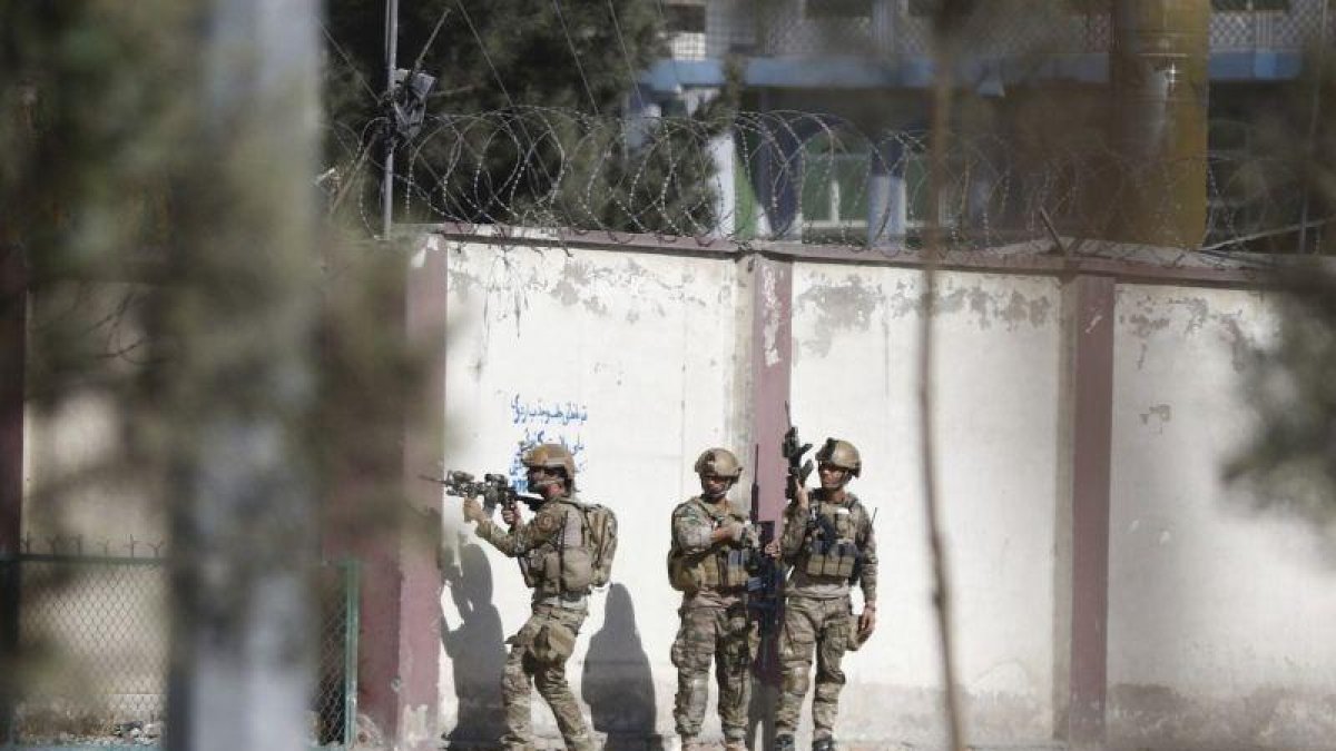 Soldados rodean la sede de la televisión privada Shamshad TV tras un ataque en Kabul.-EFE / JAWAD JALALI