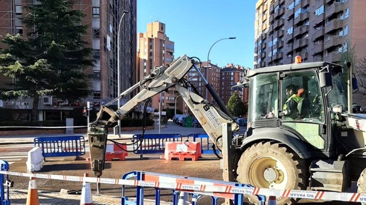 Trabajos de reparación de la avería en Parquesol hace tres semanas. / E.M.