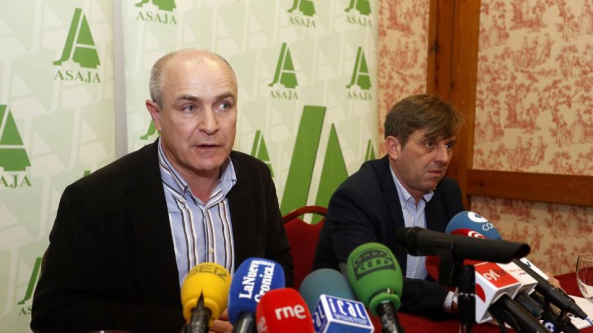 El secretario general de Asaja en Castilla y León, José Antonio Turrado y el presidente en León, Arsenio García-Ical