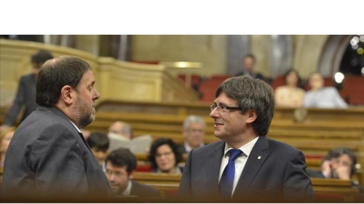Carles Puigdemont y Oriol Junqueras, este miércoles, en el pleno del Parlament.-FERRAN SENDRA