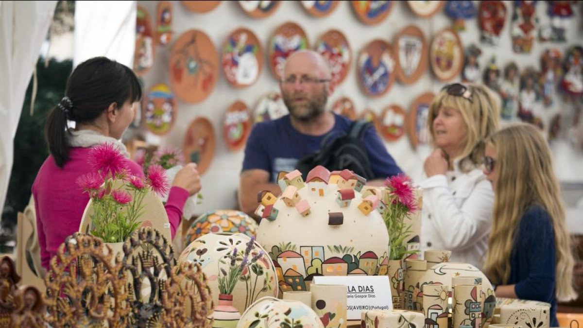 Esta cita anual organizada por la Asociación de Artesanos del Barro de Salamanca, Arbasal, muestra lo mejor de la alfarería popular.-ICAL