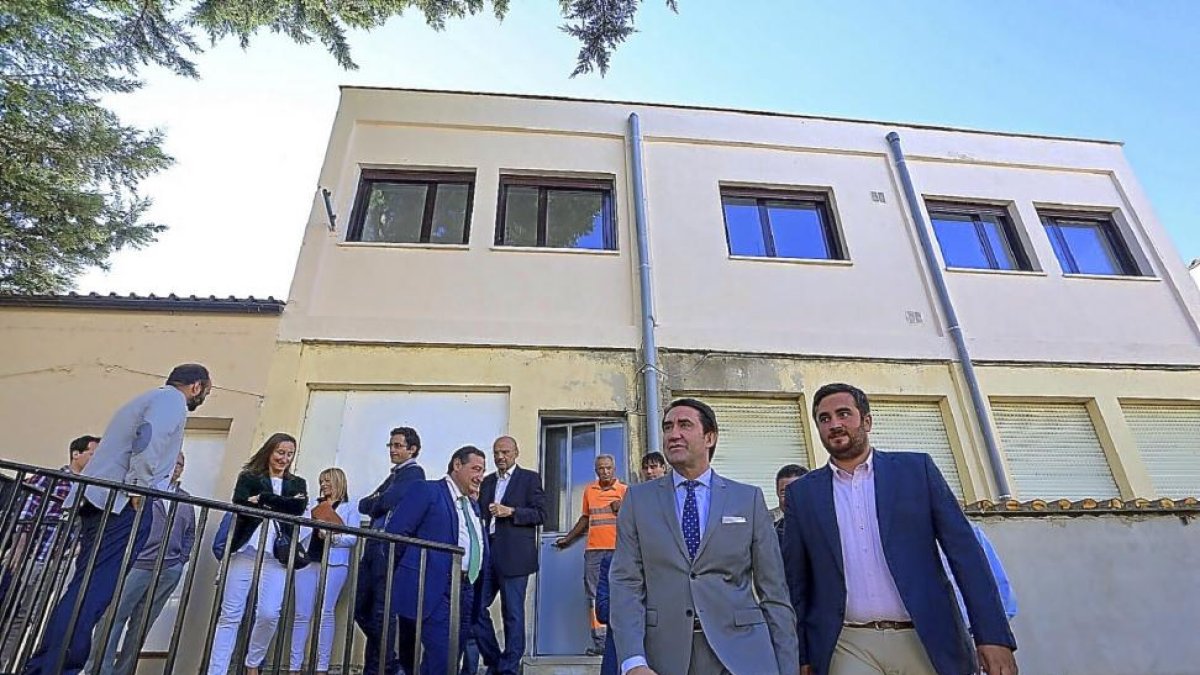 Suárez-Quiñones y Alonso ayer, tras la visita a la vivienda rehabilitada en el marco del plan de la Junta en Villalón.-ICAL