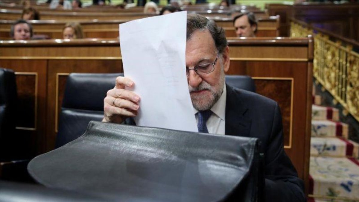 Rajoy se prepara para dar cuenta del Consejo Europeo en el Congreso, el miércoles 15 de marzo.-JOSE LUIS ROCA
