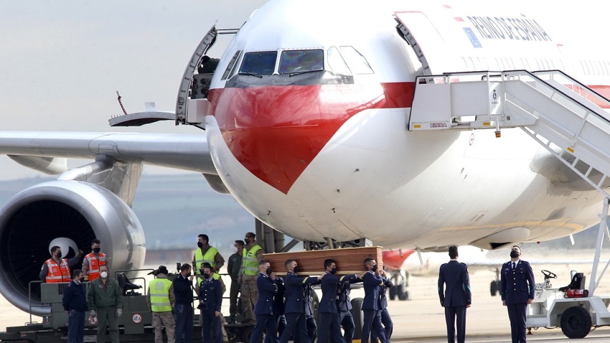Llegada a la base aérea de Torrejón de Ardoz de los féretros con los restos mortales de los periodistas asesinados.- ICAL