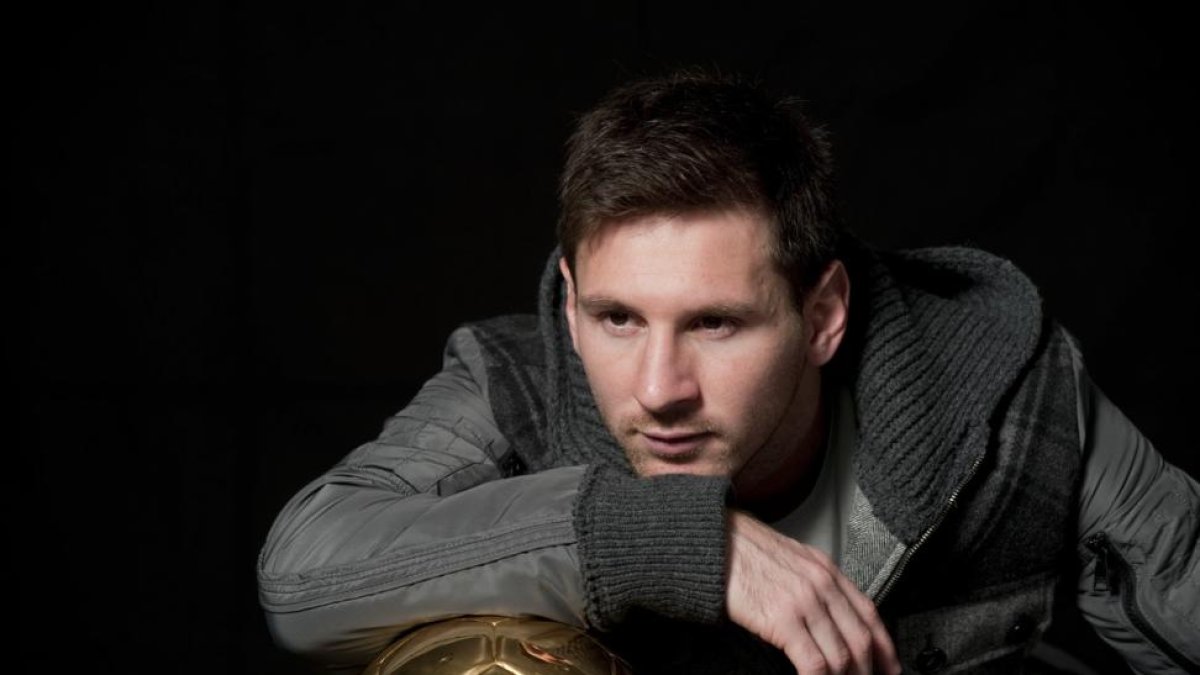 Leo Messi posa para EL PERIÓDICO con su cuarto balón de oro.-EL PERIÓDICO