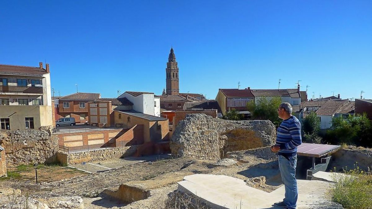 El alcalde, Carlos Mangas, muestra la zona excavada sobre la cima donde está enterrado el castillo, caracterizado por los múltiples pasadizos.-L.G.E.