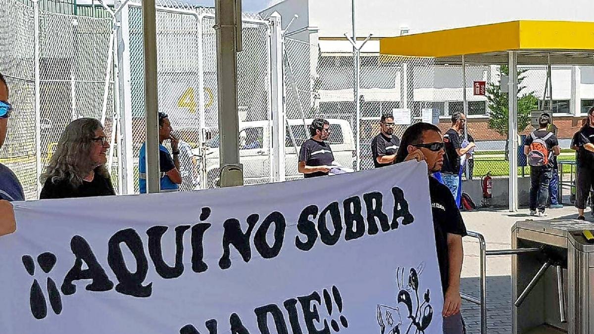 Concentración de CGT a las puertas de la factoría de Renault en Palencia.-E.M.