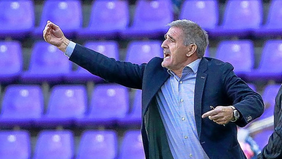 Paco Herrera da instrucciones en el último encuentro en Zorrilla contra el Levante.-J.M.LOSTAU