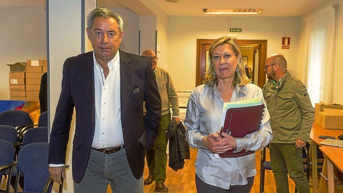 Pilar del Olmo y Fernando de la Cierva ayer, en la sede del Partido Popular de Valladolid.-ICAL