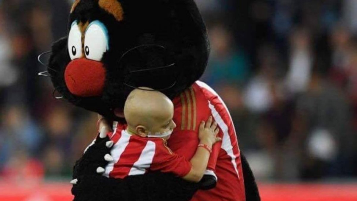 El pequeño Bradley Lowery abraza a la mascota del Sunderland en los prolegómenos del partido ante el Everton.-@Bradleysfight