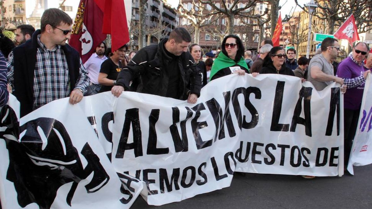 Los trabajadores de Everest y de la Hullera Vasco-Leonesa se concentran frente a la Subdelegación del Gobierno en León-Ical
