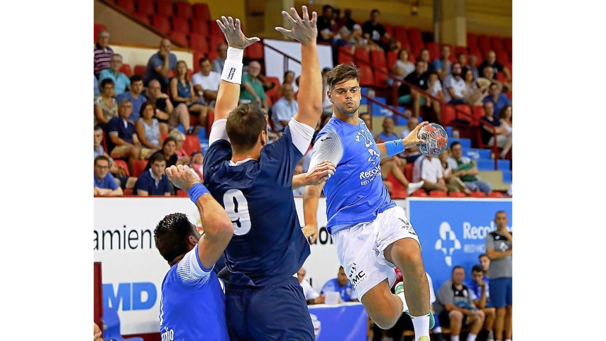 Rubén Río lanza en suspensión en el partido amistoso contra el BM Logroño.-J.M. LOSTAU